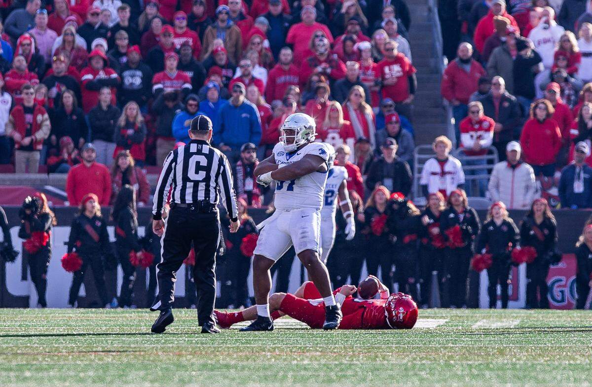 Kentucky nose guard Josaih Hayes crossed his arms in celebration after sacking Louisville quarterback Jack Plummer in UK’s 38-31 defeat of U of L in last year regular season finale.