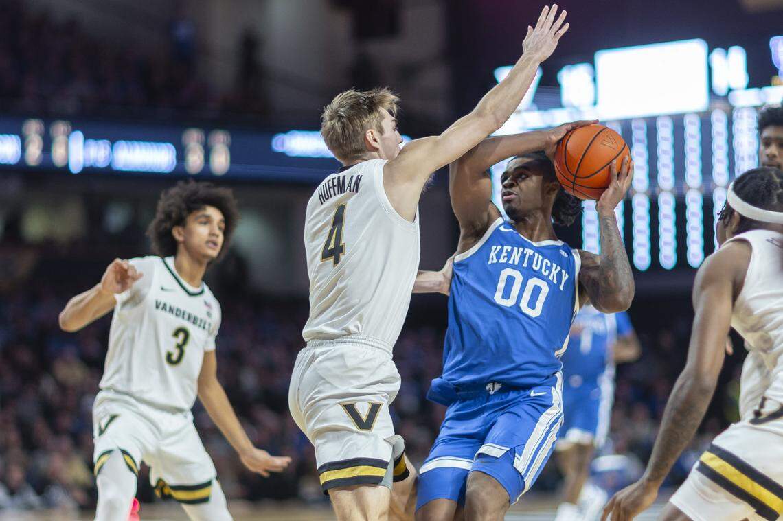 Kentucky’s Otega Oweh (00) looks to pass around Vanderbilt’s Grant Huffman (4) during Saturday’s game. Oweh led UK with 21 points.