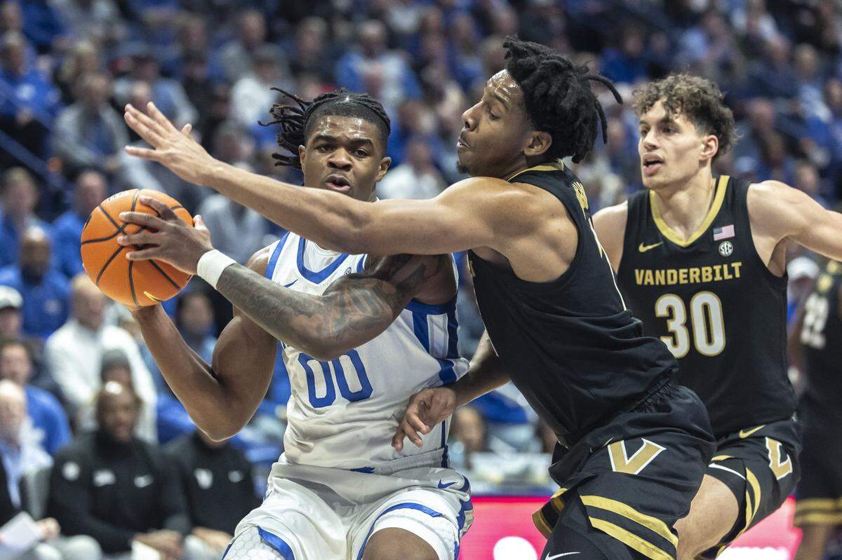 Kentucky’s Otega Oweh (00) looks for an opening against Vanderbilt’s Jason Edwards (1) during Wednesday’s game in Rupp Arena.