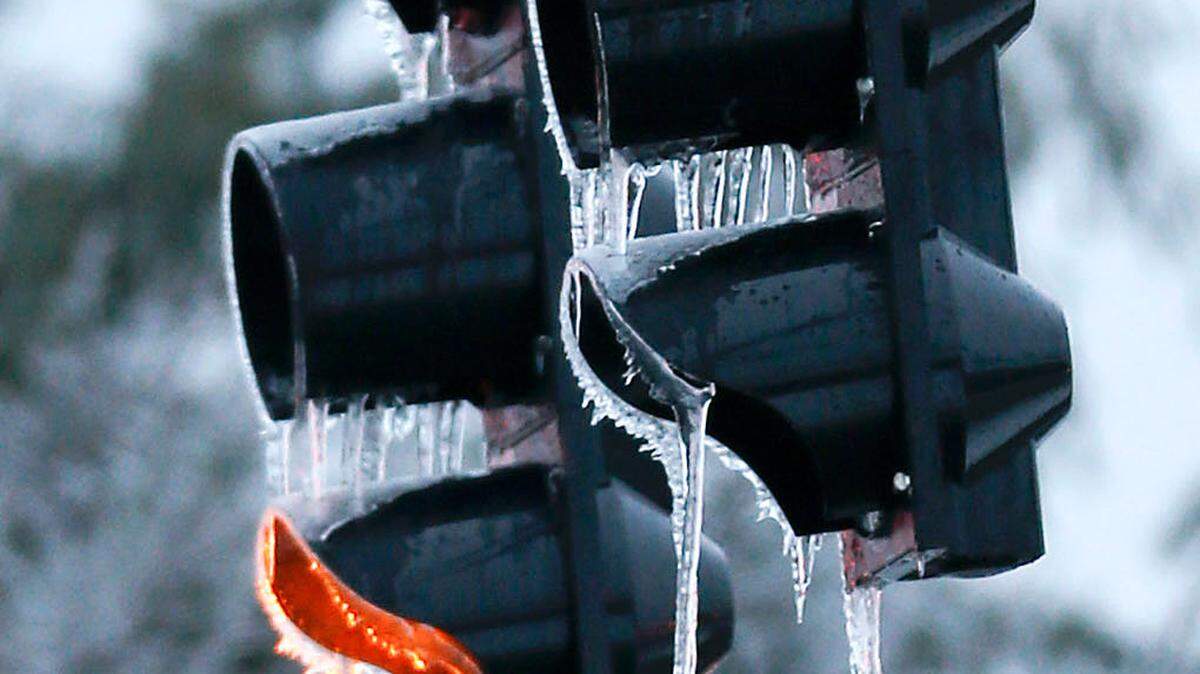 Traffic lights lights were covered in ice Wednesday morning on Tates Creek Road at Albany Road in Lexington.