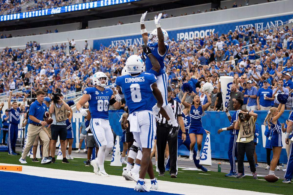 Kentucky running back Ray Davis (1) celebrated in the end zone after catching a 24-yard touchdown pass from Devin Leary that provided the final points for UK in the Wildcats’ 28-17 win over Eastern Kentucky last week.