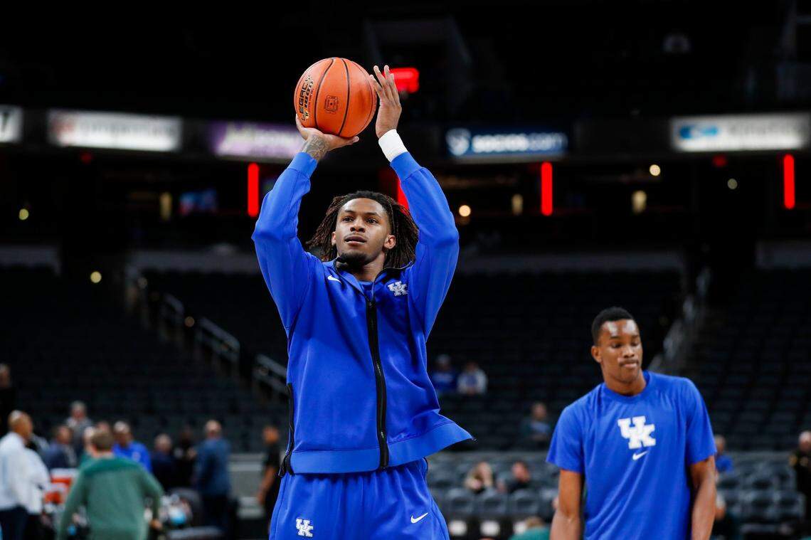 Kentucky forward Daimion Collins warms up before facing the Michigan State Spartans in November 2022.