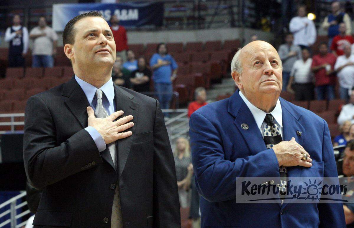 Former Kentucky basketball equipment manager Bill Keightley, right, and then-UK Coach Billy Gillispie listened to the national anthem before the Cats played Marquette in the 2008 NCAA Tournament. It was Keightley’s last game on the Wildcats bench before he passed away on March 31, 2008.