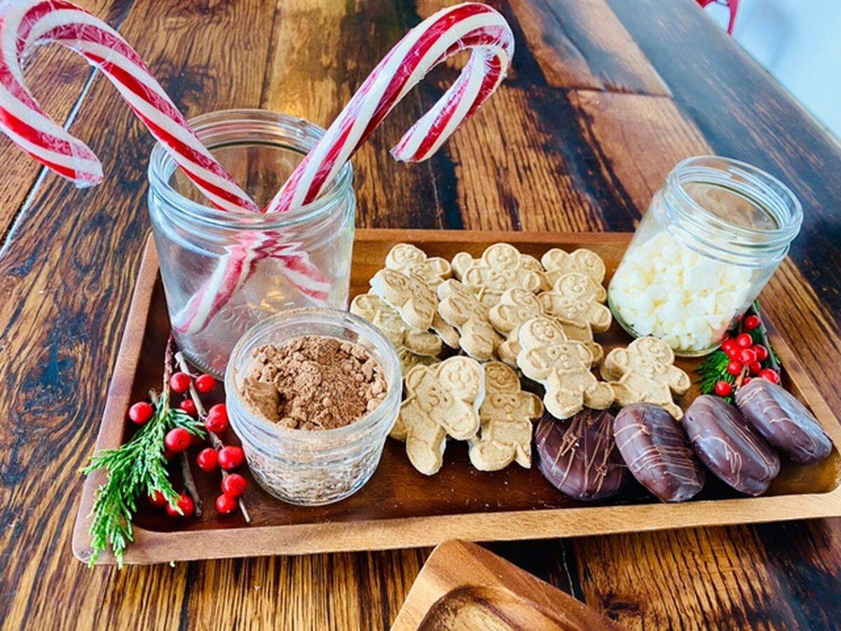 La Bonne Vie Cooking has customizable hot chocolate and cookie boards available.