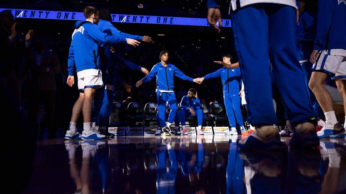 College basketball final: No. 12 Kentucky 95, No. 8 Miami 73