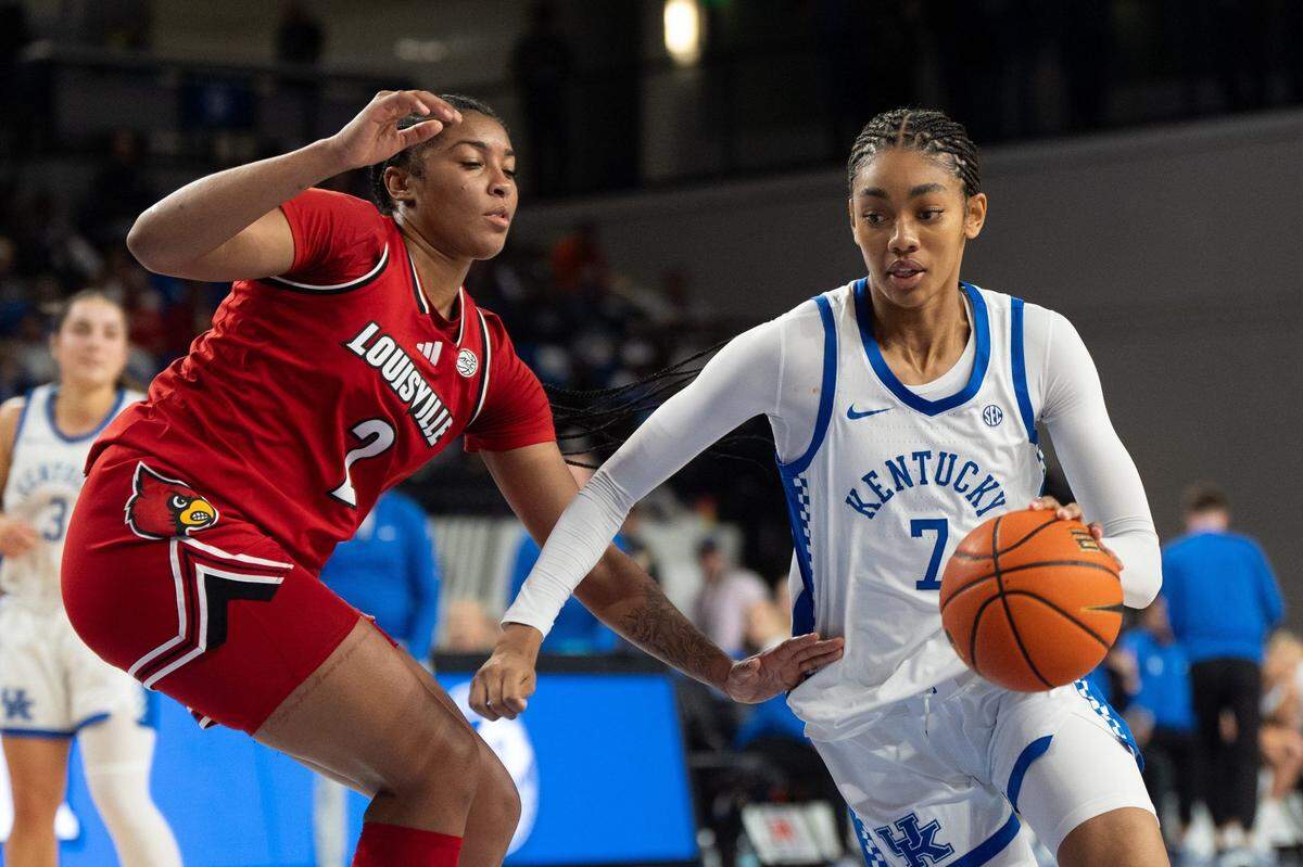 Kentucky Wildcats forward Teonni Key (7) makes her way to the basket around Louisville Cardinals forward Nyla Harris (2) during their game on Saturday, Nov. 16, 2024 at Memorial Coliseum in Lexington, Ky.