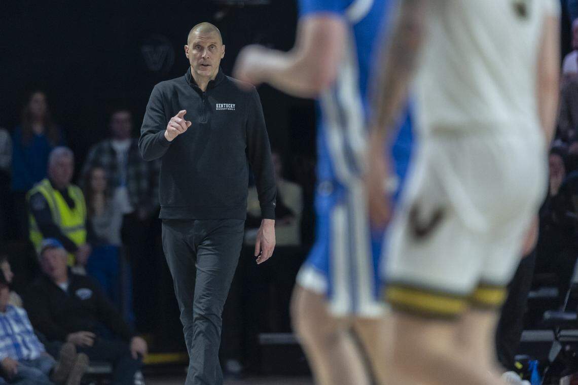 Kentucky head coach Mark Pope talks to his payers during Saturday’s game against Vanderbilt at Memorial Gymnasium in Nashville, Tennessee. Vanderbilt defeated UK, 74-69.