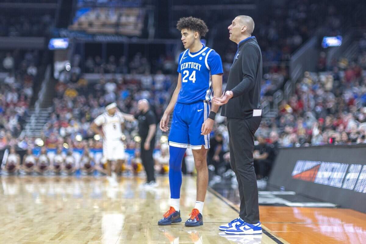The ability of Kentucky coach Mark Pope, right, to retain 7-foot UK center Malachi Moreno (24) is one reason to think the amount of money that the Wildcats spent on their 2026-27 roster could approach the $22 million expended on the construction of the Cats’ 2025-26 team.