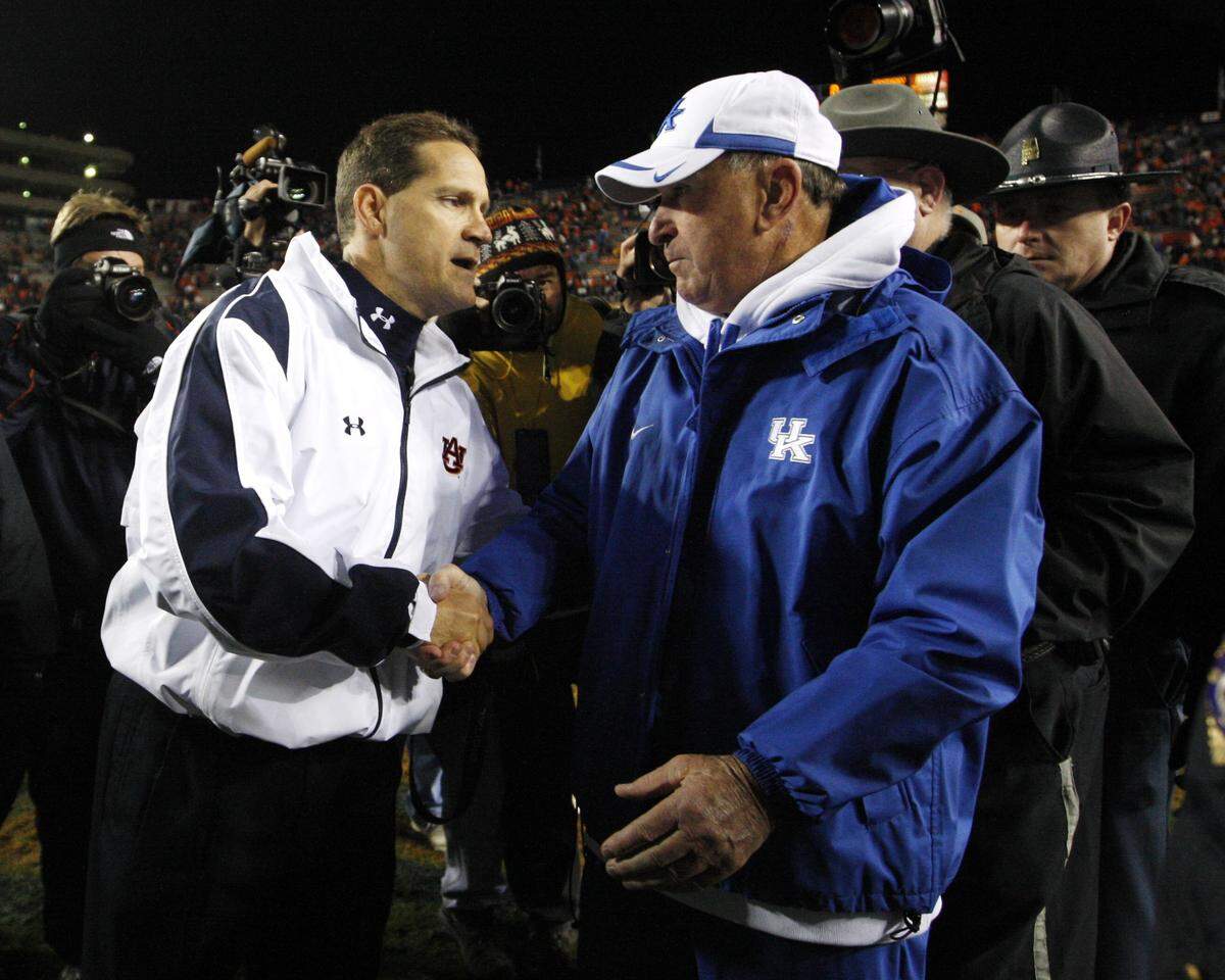 Auburn Coach Gene Chizik, left, shook hands with UK Coach Rich Brooks after Kentucky’s 21-14 win at Jordan-Hare Stadium in 2009.