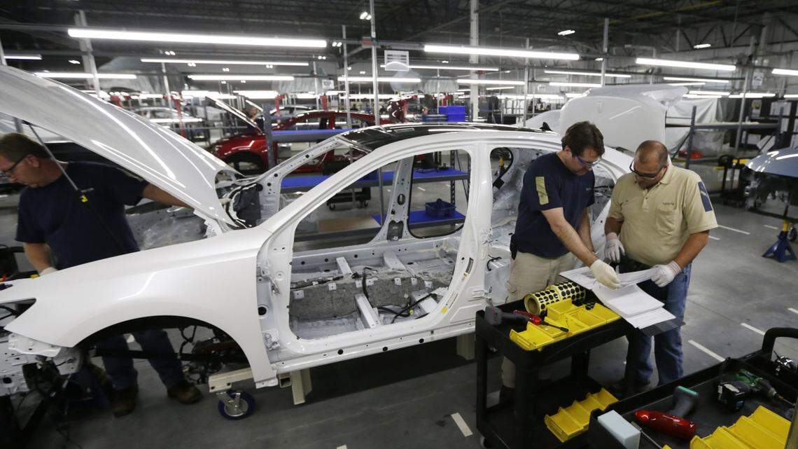 Scott Peach, center left, went over moonroof assembly with John Kidd at Toyota in Georgetown. Toyota is adding infrastructure and training employees to begin manufacturing the Lexus ES 350 at the plant. 