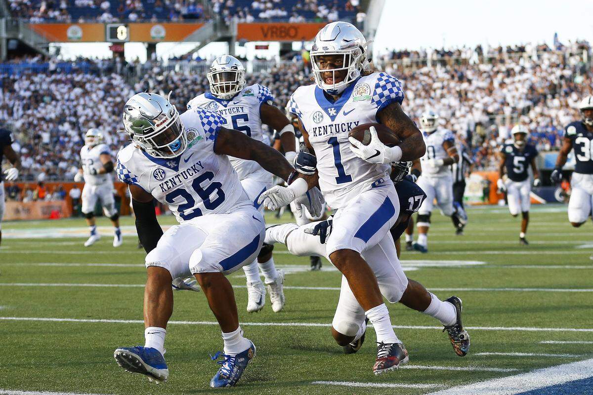Kentucky Wildcats wide receiver Lynn Bowden Jr. (1) ran the ball past Penn State Nittany Lions defenders during the VRBO Citrus Bowl Tuesday at Camping World Stadium in Orlando. Kentucky beat Penn State 27-24.