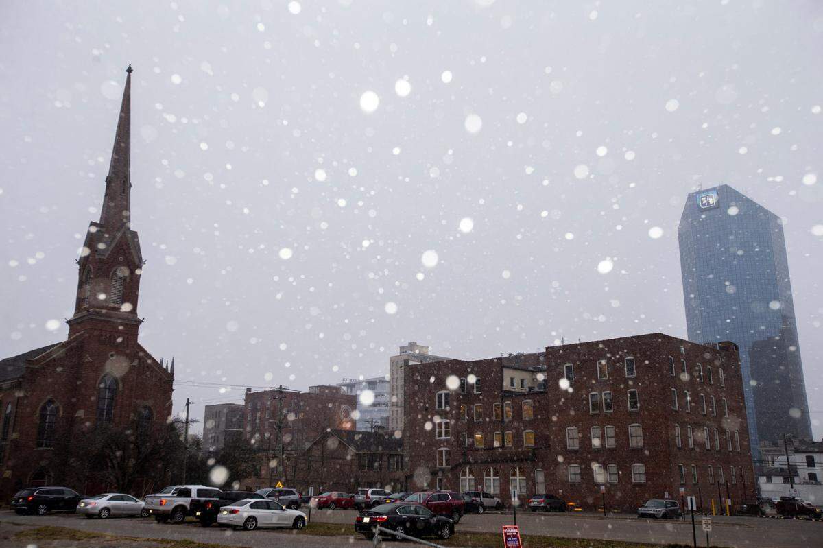 Snow falls in downtown Lexington, Ky., Wednesday, January 27, 2021. The National Weather Service has predicted a low of 20 degrees Wednesday night and a high of 32 Thursday.