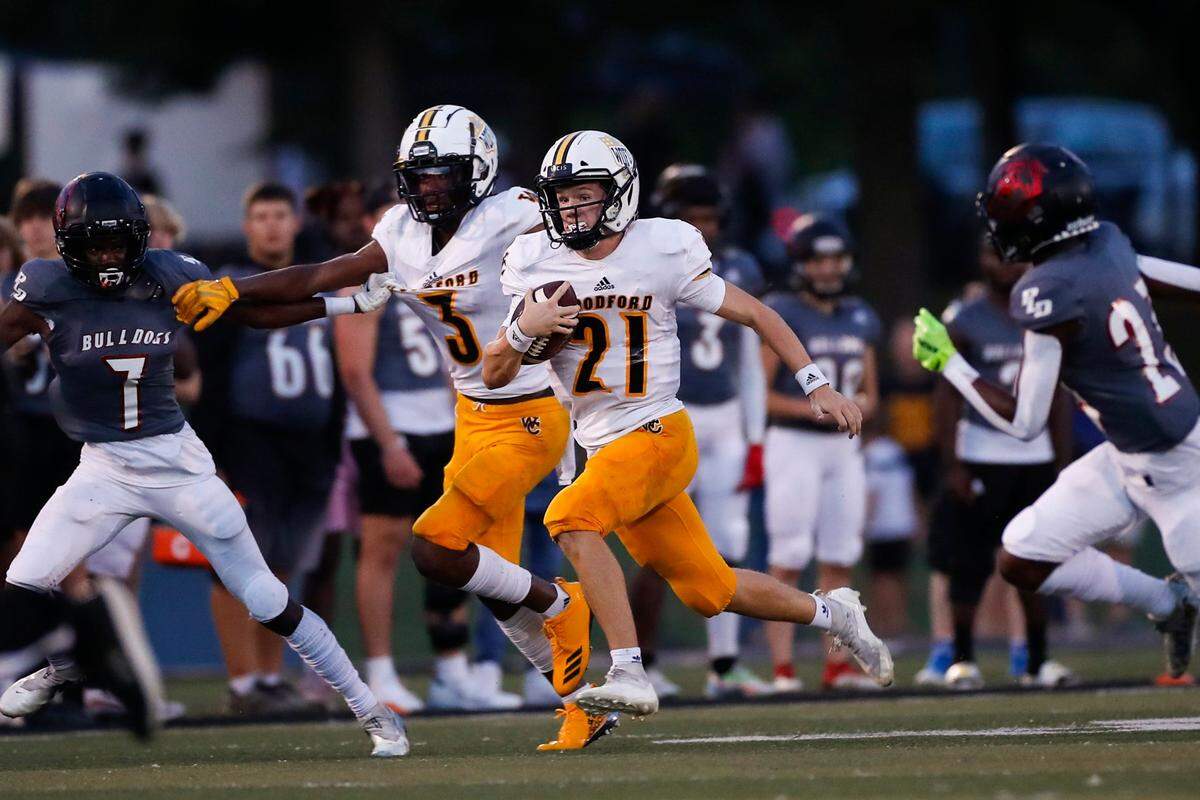 Woodford County quarterback Andrew Nason (21) operates a triple-option offense that has generated 46.1 points per game this season for the Yellow Jackets.