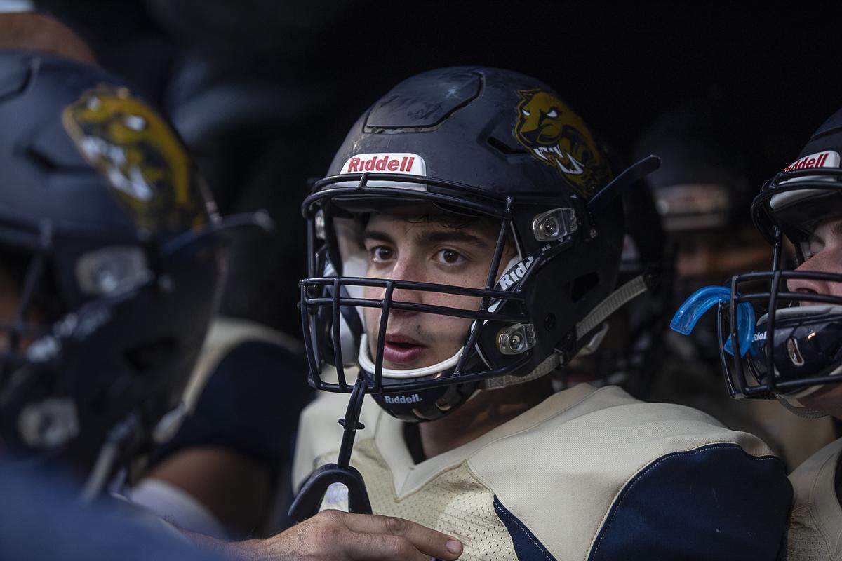 Knox County’s Andrew Sizemore waits with his teammates for the start of the matchup with Ashland Blazer.