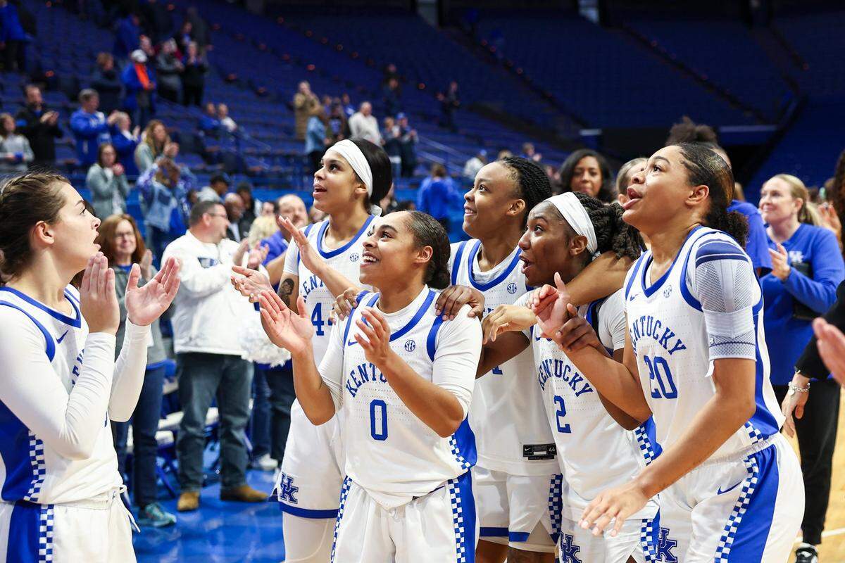 Kentucky’s players celebrated after the Wildcats’ fourth win in a row improved their record to 8-7 on the season.