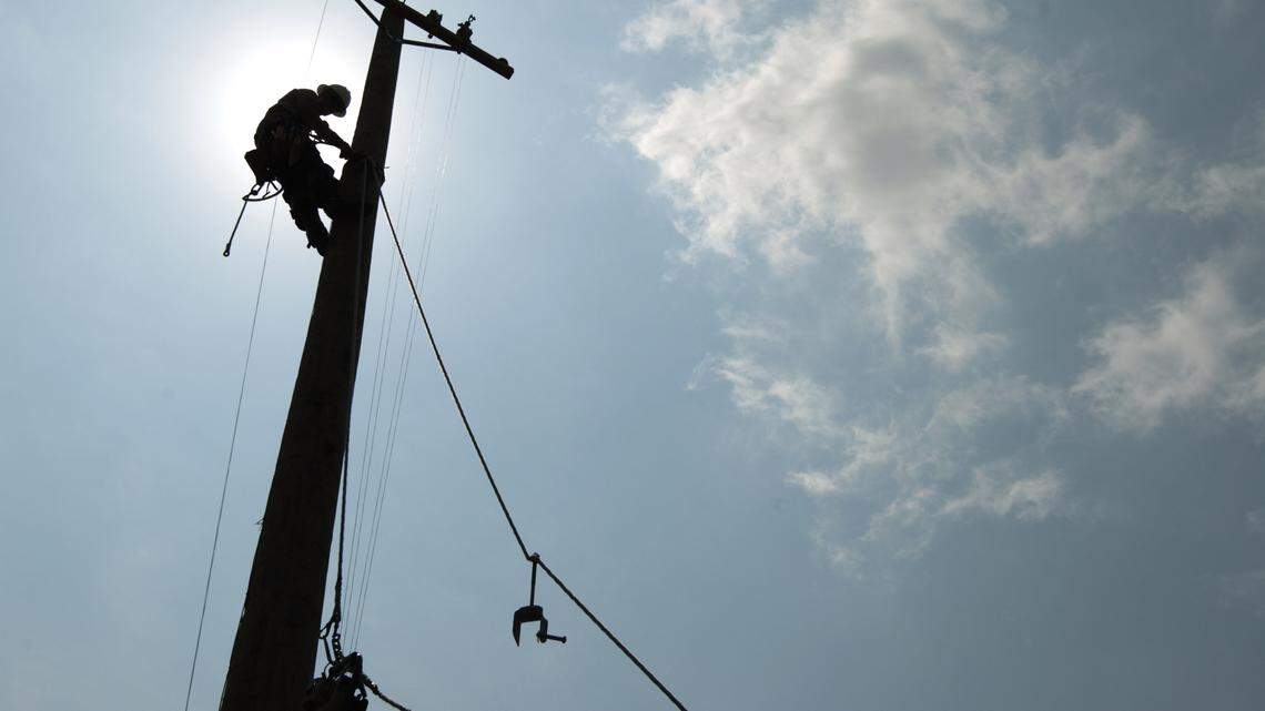 Worker dies after contact with live power lines in Eastern Kentucky