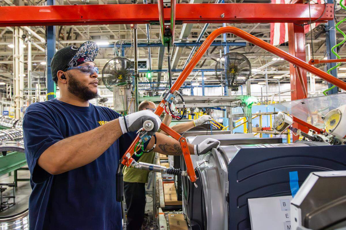 GE Appliances is creating 800 new jobs at its largest U.S. manufacturing site and global HQ in Louisville, Ky., following an announcement Aug. 13, 2025.