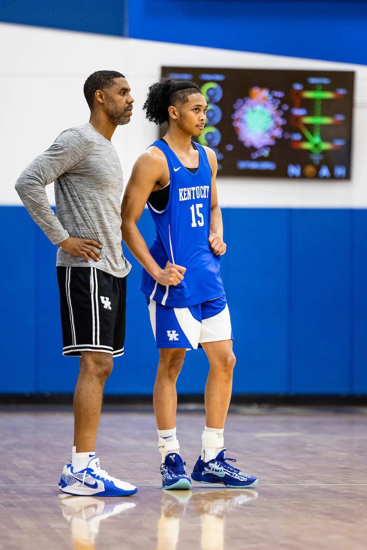Kentucky point guard Jaland Lowe, right, stands with assistant coach Jason Hart during a recent practice session.