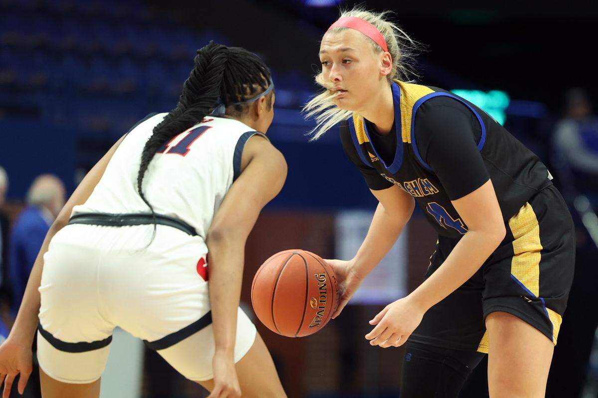 Bethlehem’s Leah Macy, right, looks for an opening against Sacred Heart’s ZaKiyah Johnson, left, in a matchup of top 10 national recruits in the class of 2025. Macy finished with 13 points, 14 rebounds and five blocks.