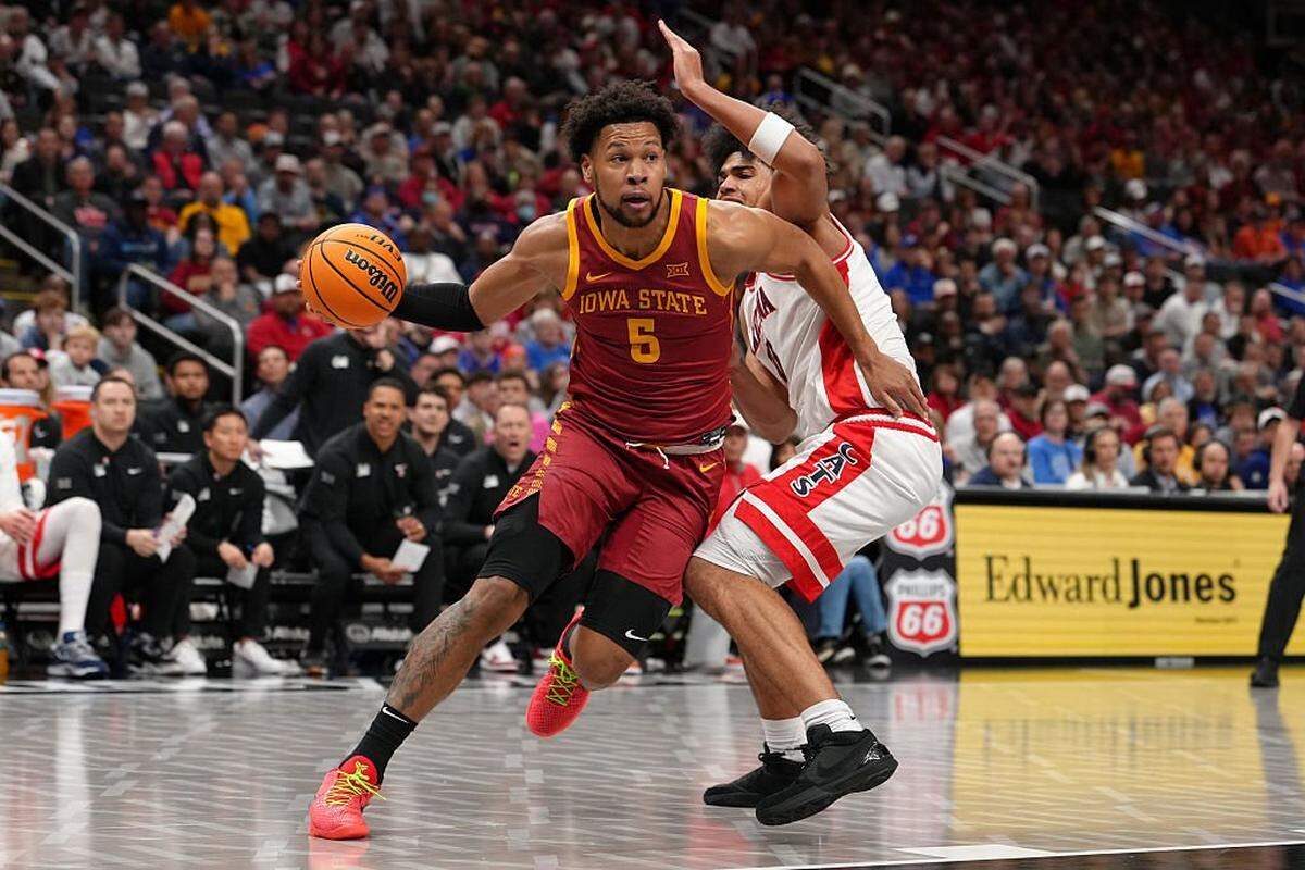 KANSAS CITY, MISSOURI - MARCH 13: Joshua Jefferson #5 of the Iowa State Cyclones dribbles the ball around the Koa Peat #10 of the Arizona Wildcats in the first half during the semifinals of the Big 12 Tournament at T-Mobile Center on March 13, 2026 in Kansas City, Missouri. (Photo by Ed Zurga/Getty Images)