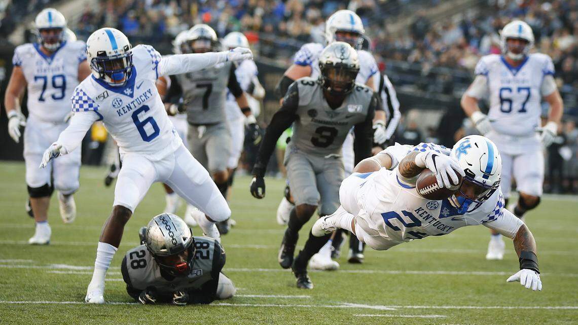 Kentucky grounds-and-pounds Vanderbilt to finish SEC play on a high note