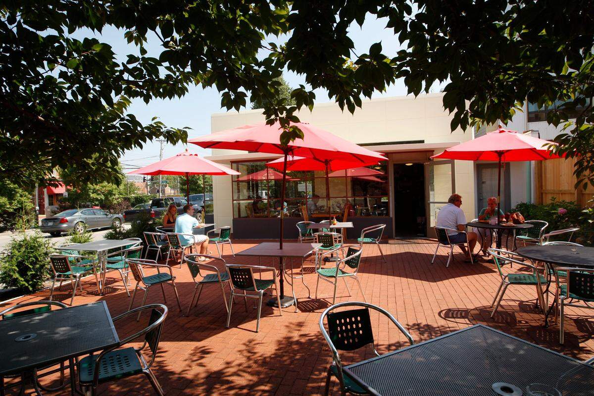 Patio seating featured shade trees and umbrellas at Doodles restaurant in Lexington, Ky., Tuesday, Aug. 25, 2009. Pablo Alcala | Staff