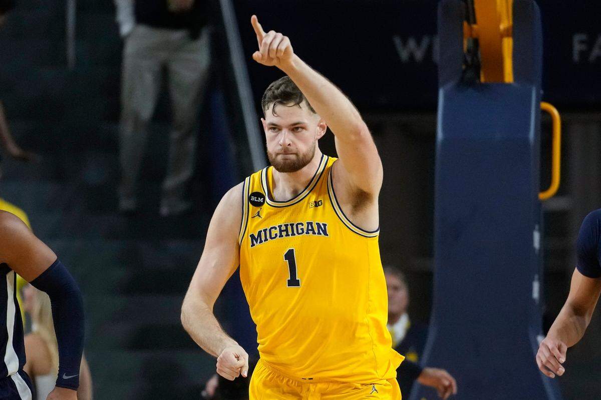 Michigan center Hunter Dickinson (1) is averaging 19.1 points and 9.1 rebounds through seven games.