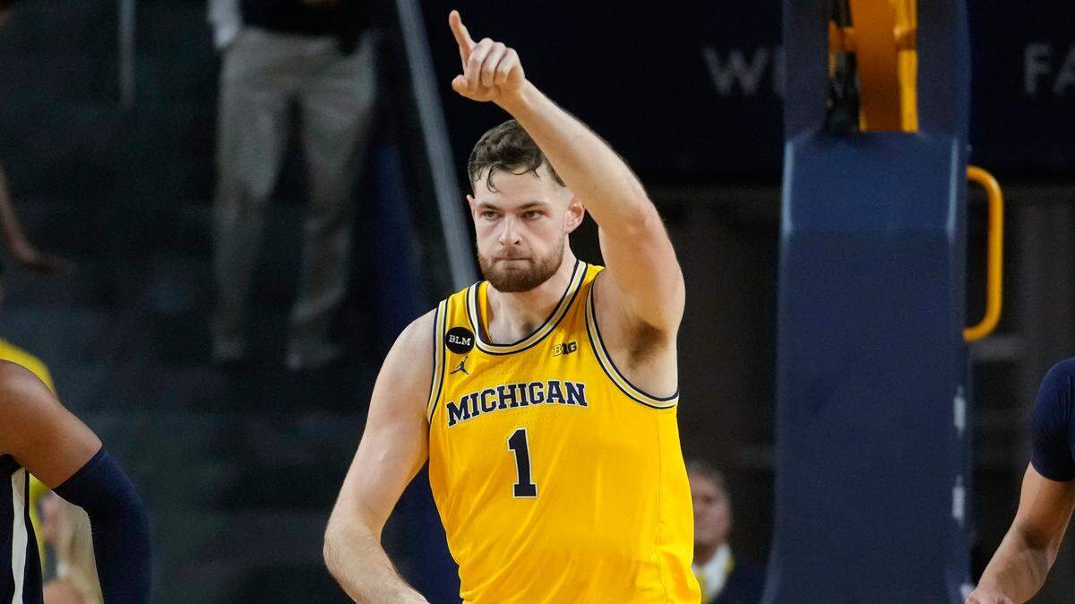 Michigan center Hunter Dickinson averaged 18.5 points, 9.0 rebounds and 1.5 assists this season.