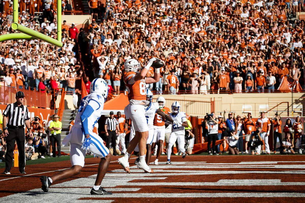 Texas tight end Gunnar Helm catches a touchdown pass from Quinn Ewers against Kentucky during Saturday’s game in Austin.