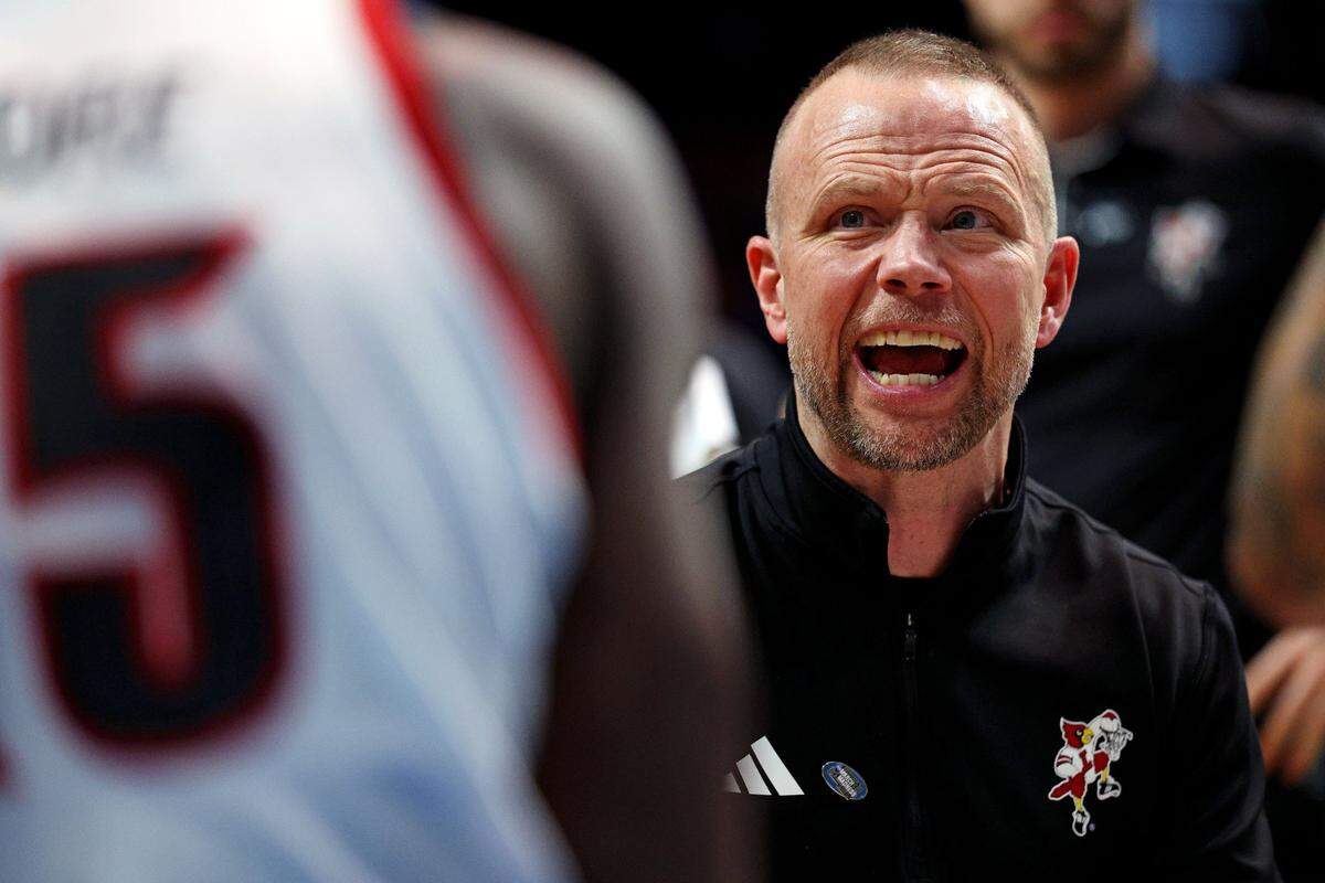 Mar 20, 2025; Lexington, KY, USA; Louisville Cardinals head coach Pat Kelsey talks to his team in a time out during the second half against the Creighton Bluejays in the first round of the NCAA Tournament at Rupp Arena. Mandatory Credit: Jordan Prather-Imagn Images