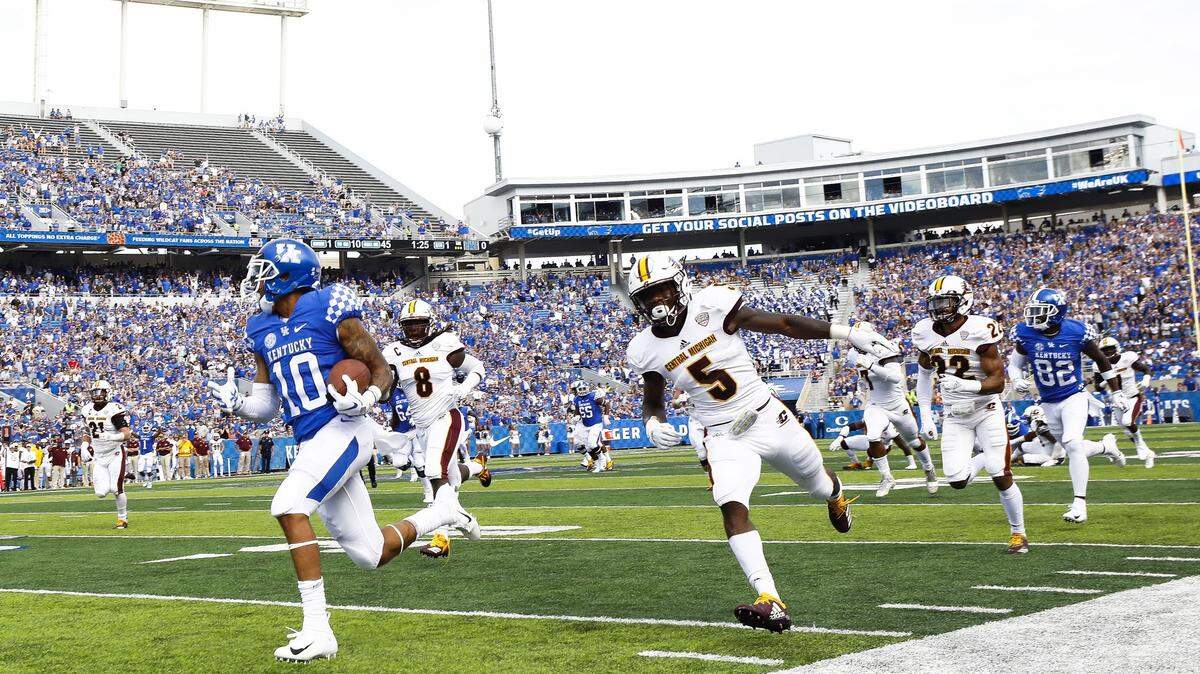 Kentucky’s AJ Rose ran for a 55-yard touchdown in the first quarter against Central Michigan.