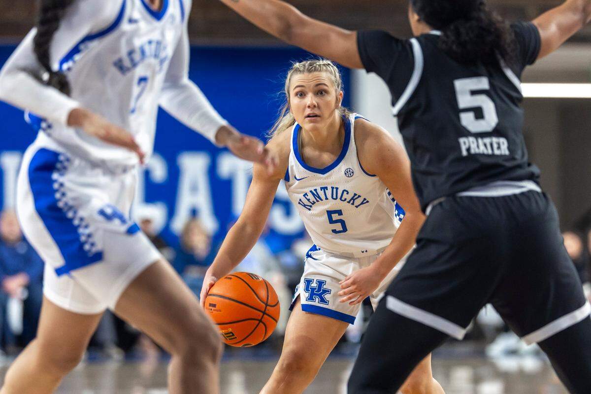 Kentucky guard Cassidy Rowe (5) brings the ball down the court during against Mississippi State at Memorial Coliseum on Jan. 2.