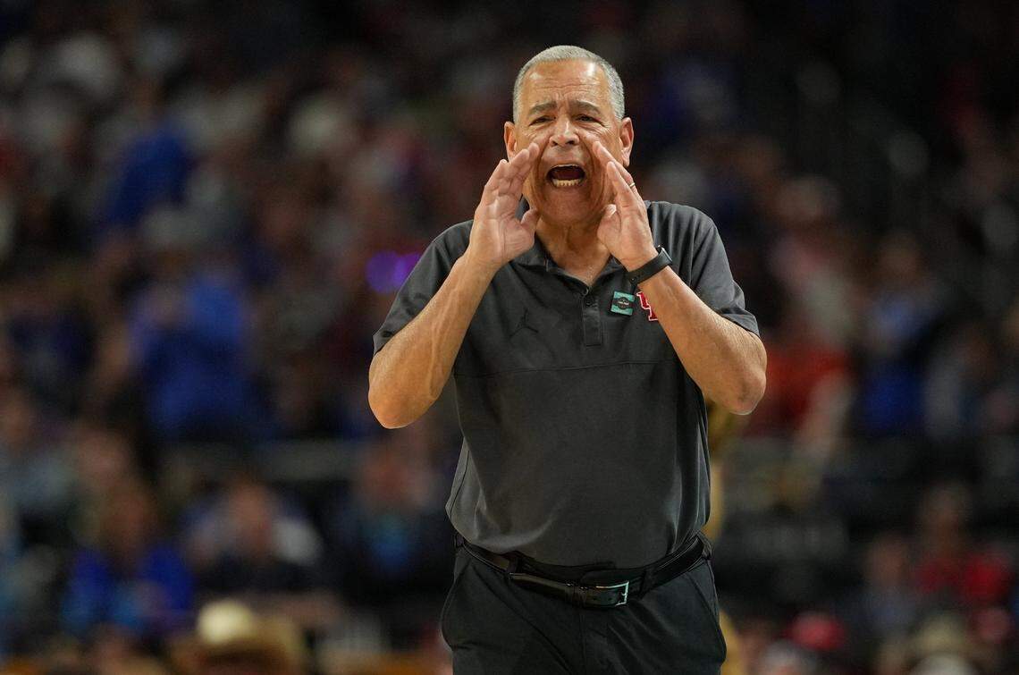 Houston head coach Kelvin Sampson directs his players against Duke Devils during the first half of the national semifinals at the Alamodome in San Antonio on Saturday.