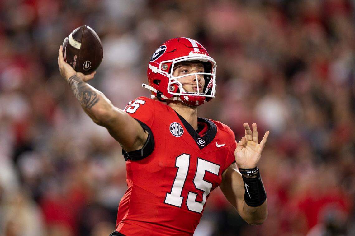 Georgia quarterback Carson Beck (15) threw for 389 yards and four touchdowns in the No. 1 Bulldogs’ 51-13 strafing of No. 20 Kentucky last season in Athens.