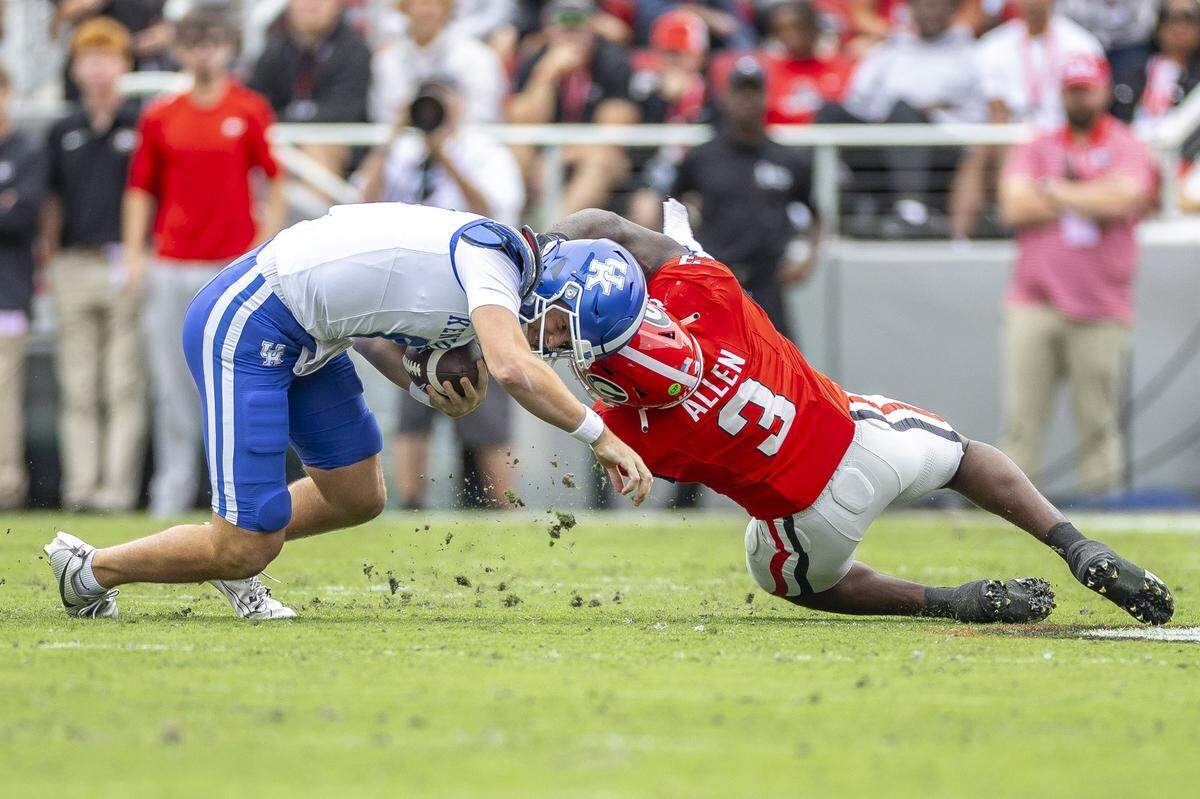 Kentucky quarterback Cutter Boley (8) is tackled by Georgia linebacker CJ Allen (3) during Saturday’s game.