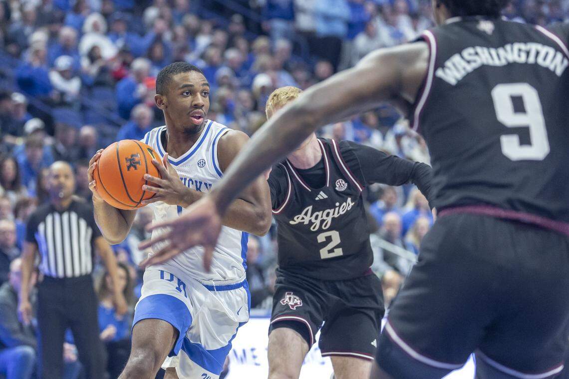 Kentucky’s Lamont Butler (1) moves the ball as Texas A&M’s Hayden Hefner (2) and Solomon Washington (9) defend.