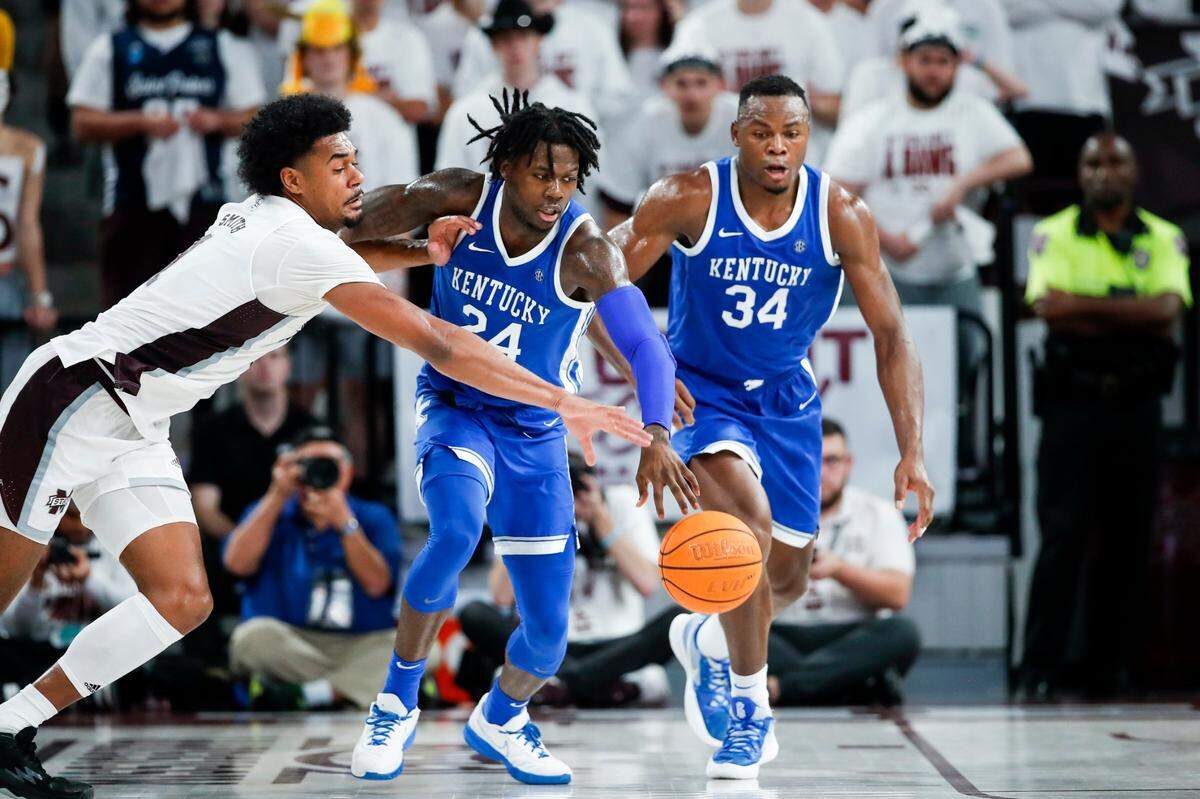 Kentucky forward Chris Livingston (24) steals the ball from Mississippi State forward Tolu Smith (1) during Wednesday’s game at Humphrey Coliseum in Starkville, Miss.