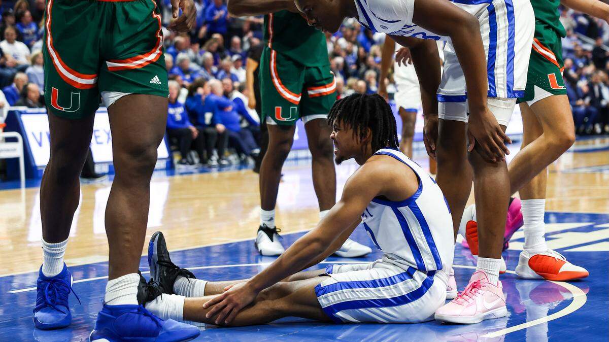 D.J. Wagner leaves Kentucky basketball’s big win over Miami with an injury