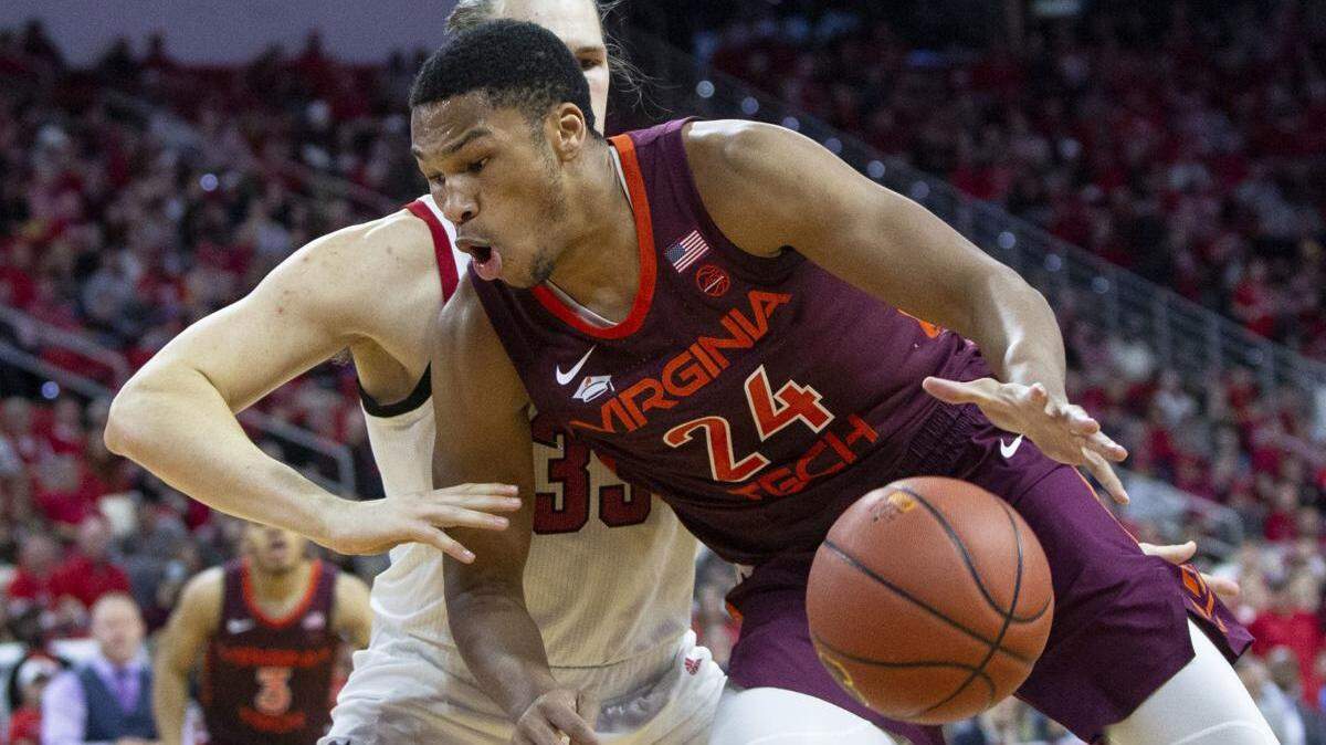Kerry Blackshear Jr. drove against North Carolina State this past season. The 6-foot-10 forward is currently visiting schools as a possible graduate transfer for 2019-20.