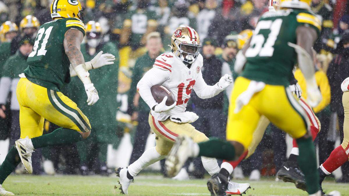 San Francisco 49ers wide receiver Deebo Samuel (19) runs the ball during an NFL divisional playoff football game against the Green Bay Packers, Saturday, Jan 22. 2022, in Green Bay, Wis. (AP Photo/Jeffrey Phelps)