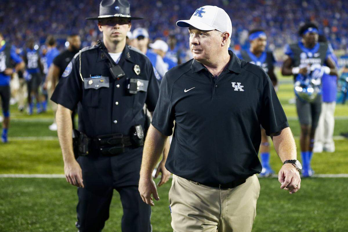 Kentucky Wildcats head coach Mark Stoops leaves the field following a 27-28 loss to the Florida Gators at Kroger Field in Lexington, Ky., Saturday, Sept. 23, 2017.