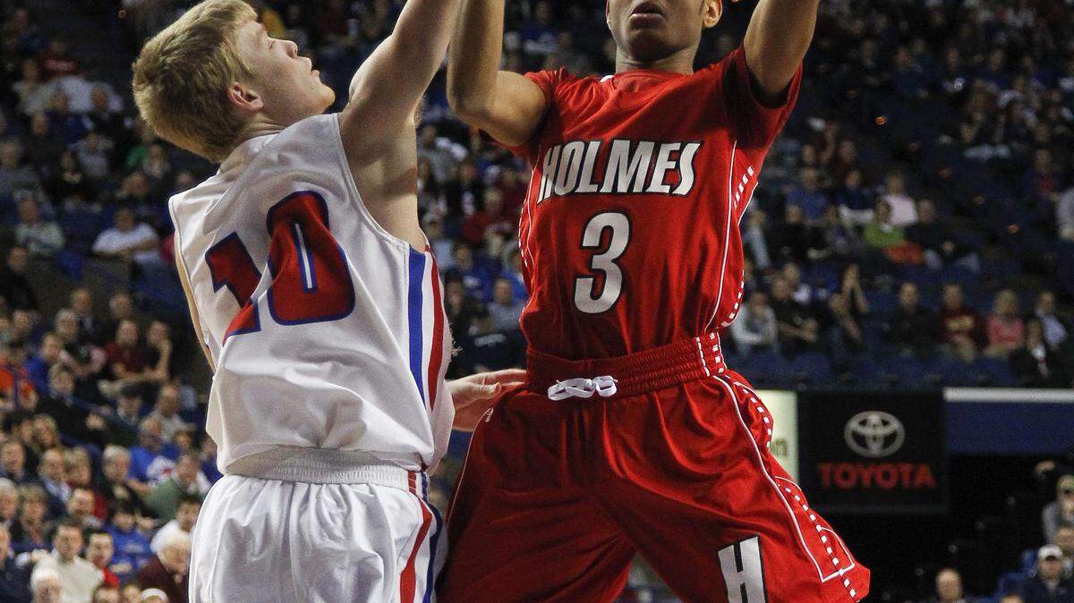 Holmes guard James Bolden (3) has received scholarship offers from several Division I schools after a sophomore season in which he averaged 18.5 points and 4.6 rebounds.