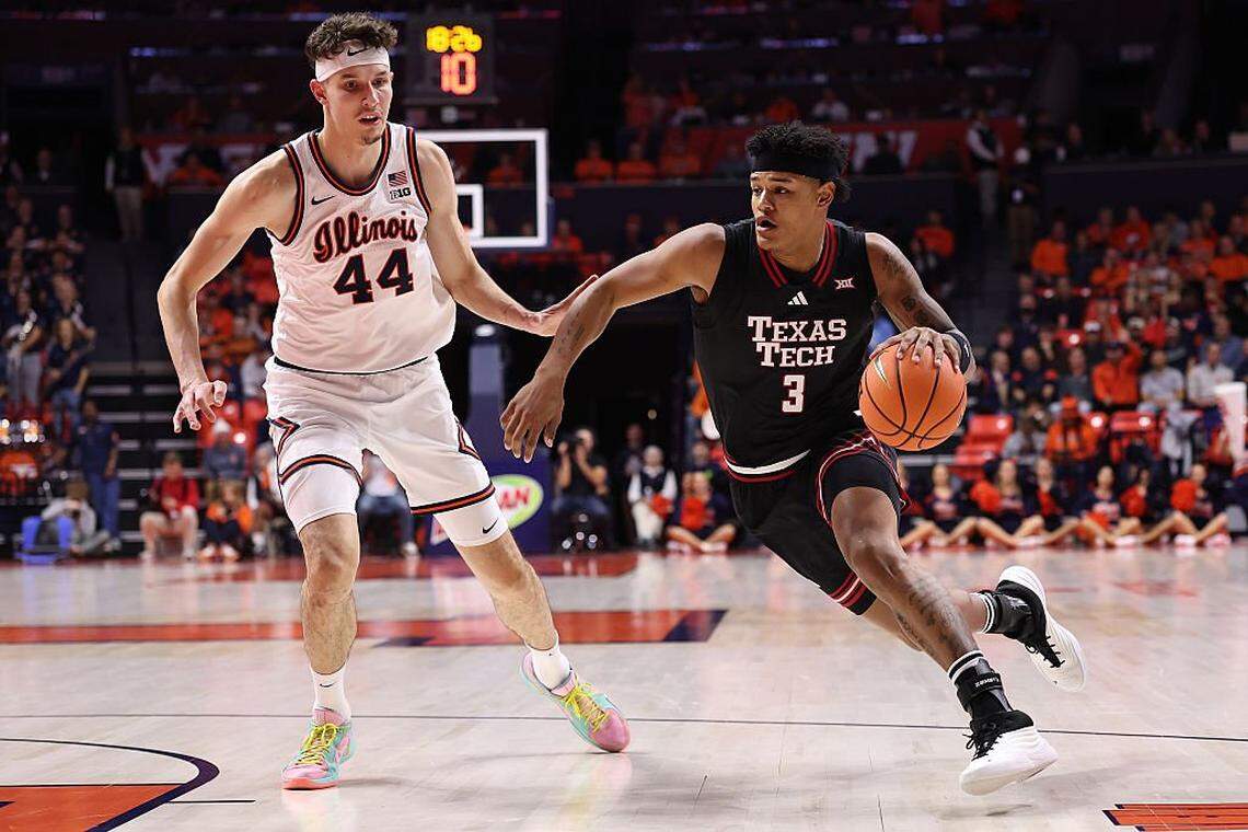 Former Kentucky big man Zvonimir Ivisic (44) is now playing with his brother, Tomislav Ivisic, for Illiinois.