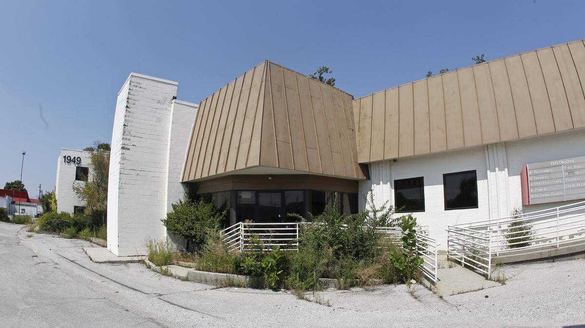 This old office building connected to the back of a Denny's Restaurant at the corner of Nicholasville Road and Southland Drive would be razed to make room for a potential Hampton Inn.
  