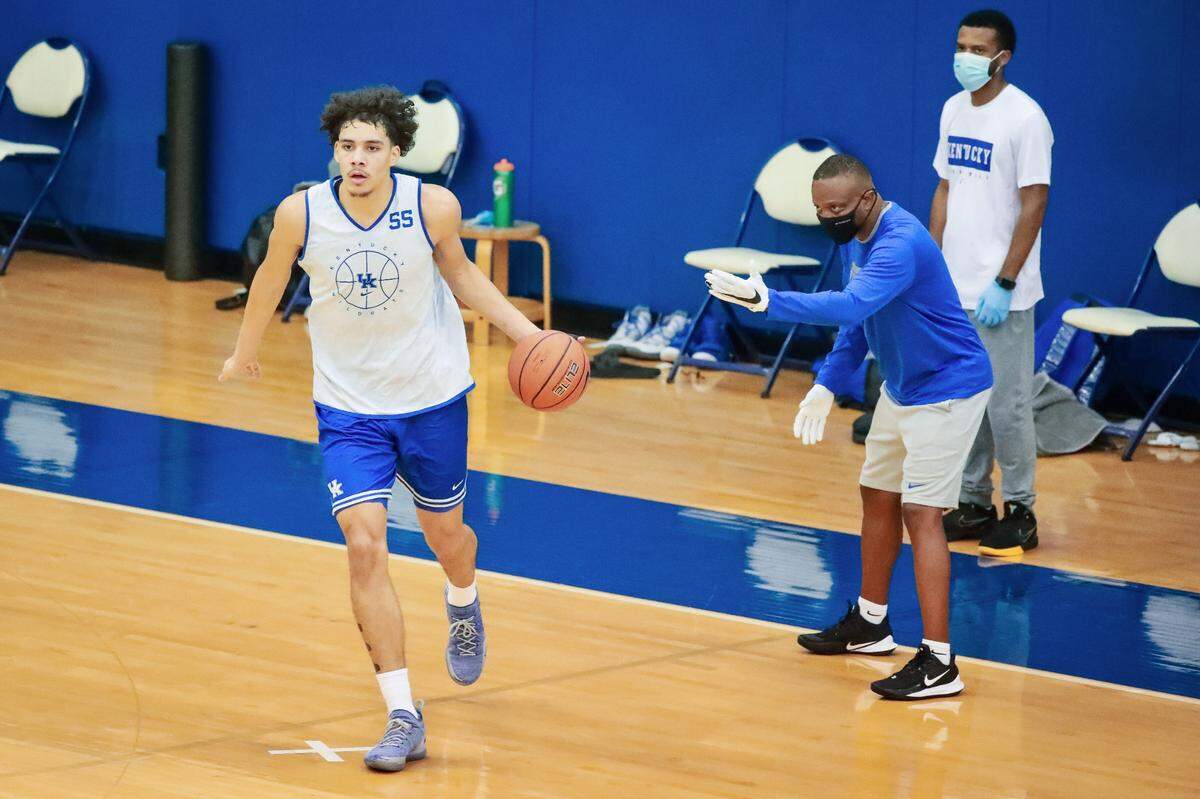 Assistant coach Bruiser Flint directed Lance Ware during a Kentucky basketball practice on Oct. 27. Even with social distancing protocols in place, the team has been able to bond successfully. “We’re really close to each other because we have no distractions,” big man Olivier Sarr said. “It’s helping the team chemistry so far.”
