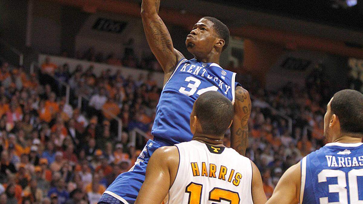 Kentucky's DeAndre Liggins got free under the basket for a dunk in the first half.