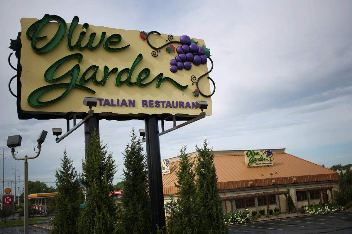 Olive Gardens are open on Christmas Eve, but may close early. The restaurant is closed Christmas Day.