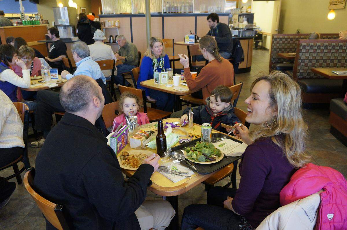 Anthony and Kate Humphress enjoyed a lunch with their children, Rylie, 4, and A.J., 2, in 2012.