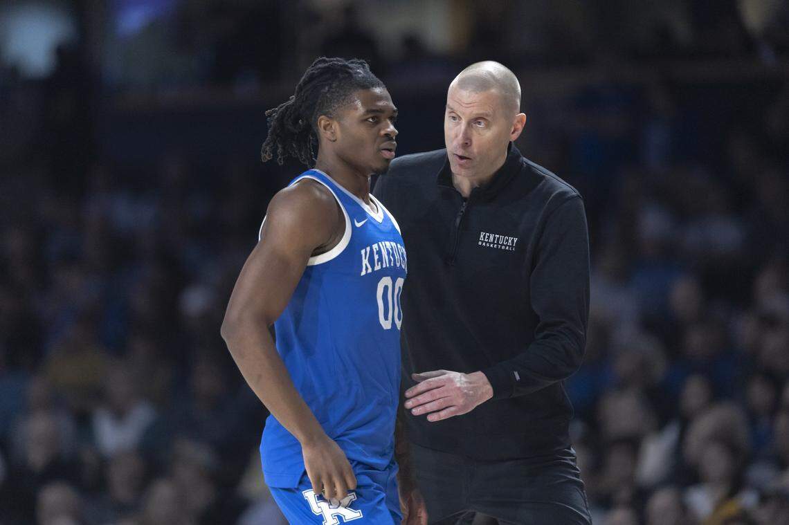 Kentucky head coach Mark Pope talks to guard Otega Oweh during the 74-69 loss at Vanderbilt on Saturday.
