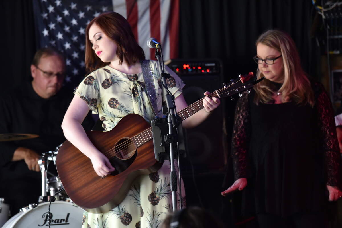 Rhyan Sinclair (center) on stage with David Grigsby (left) and Toni Karpinski (right) at the Nashville Palace for a broadcast of the WMOT radio show "Finally Friday" on June 22, 2018.